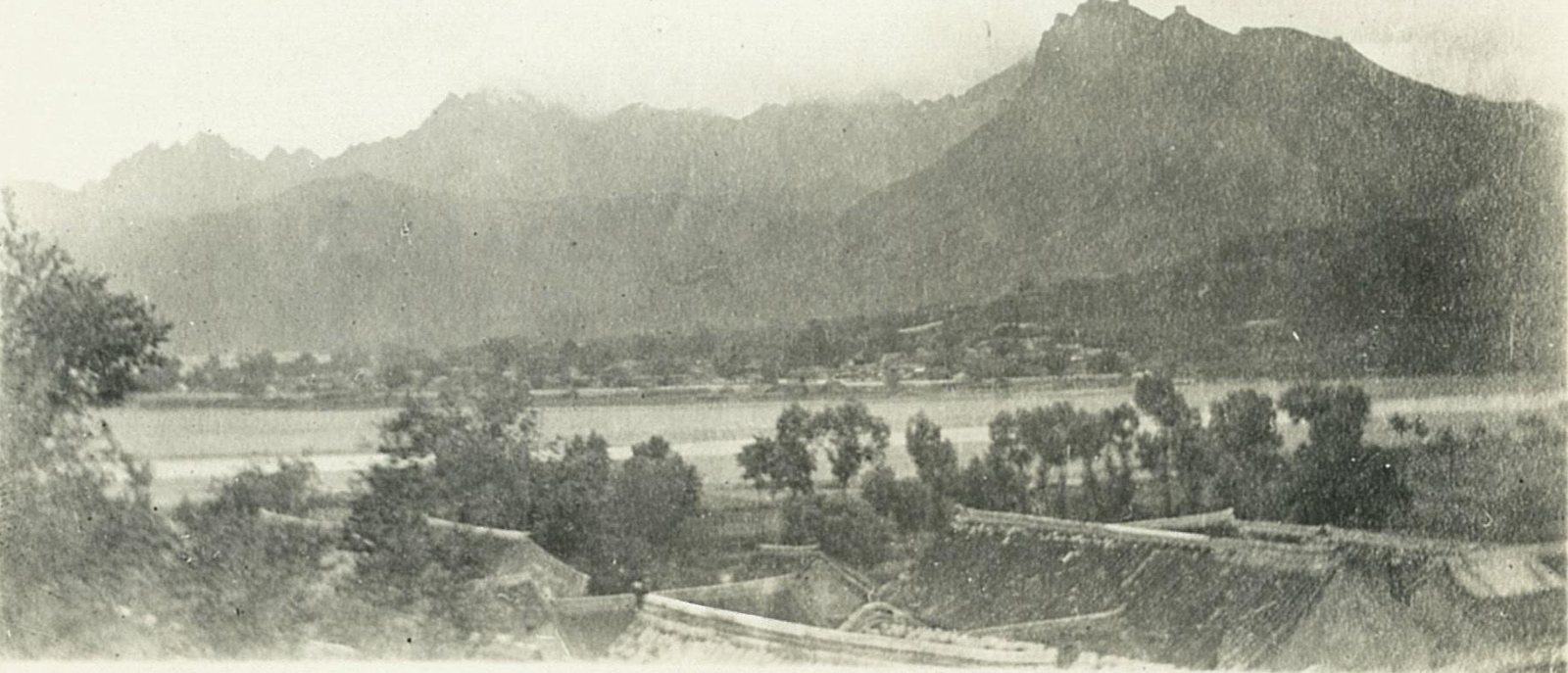 隔潮河眺望古北口对岸