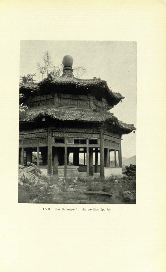 殊像寺骑兽神像上方的亭阁