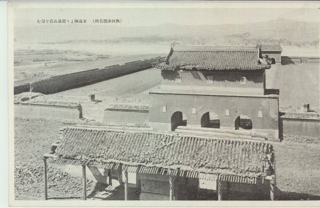 从安远庙望避暑山庄