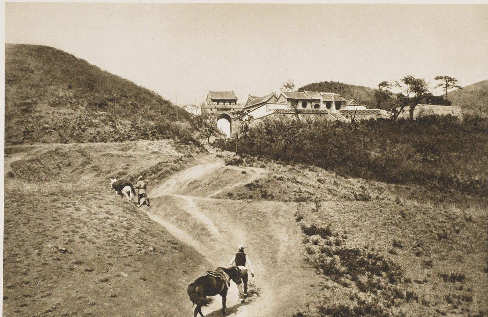 约1907年赴热河途中山道关隘建筑