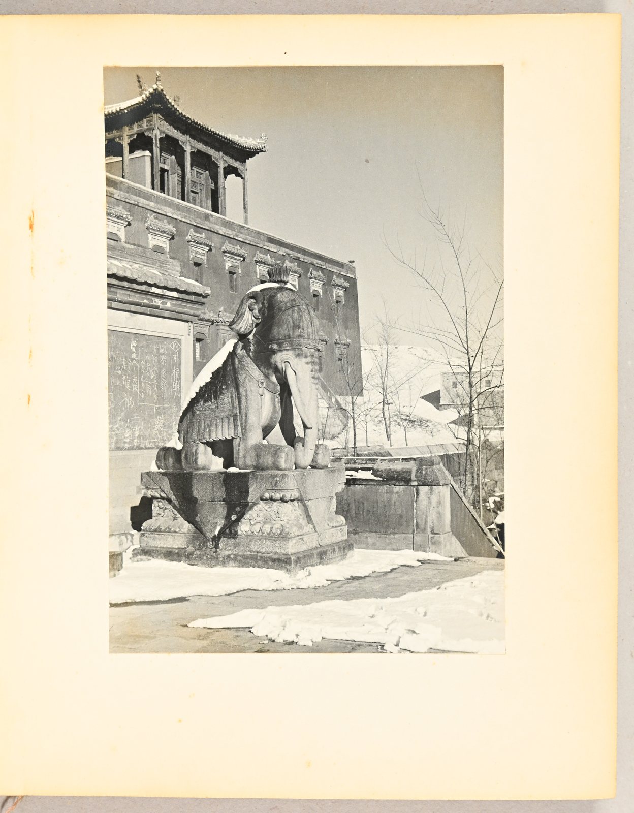 大型建筑前的石兽（Stone animal before a monumental building）