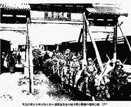 建筑入口前列队的士兵
