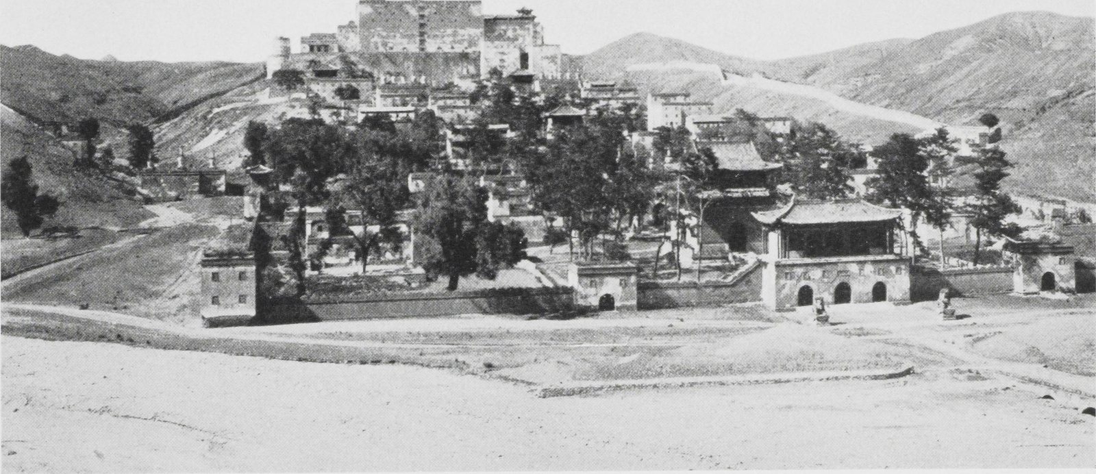 隔狮子沟所见普陀宗乘之庙全景