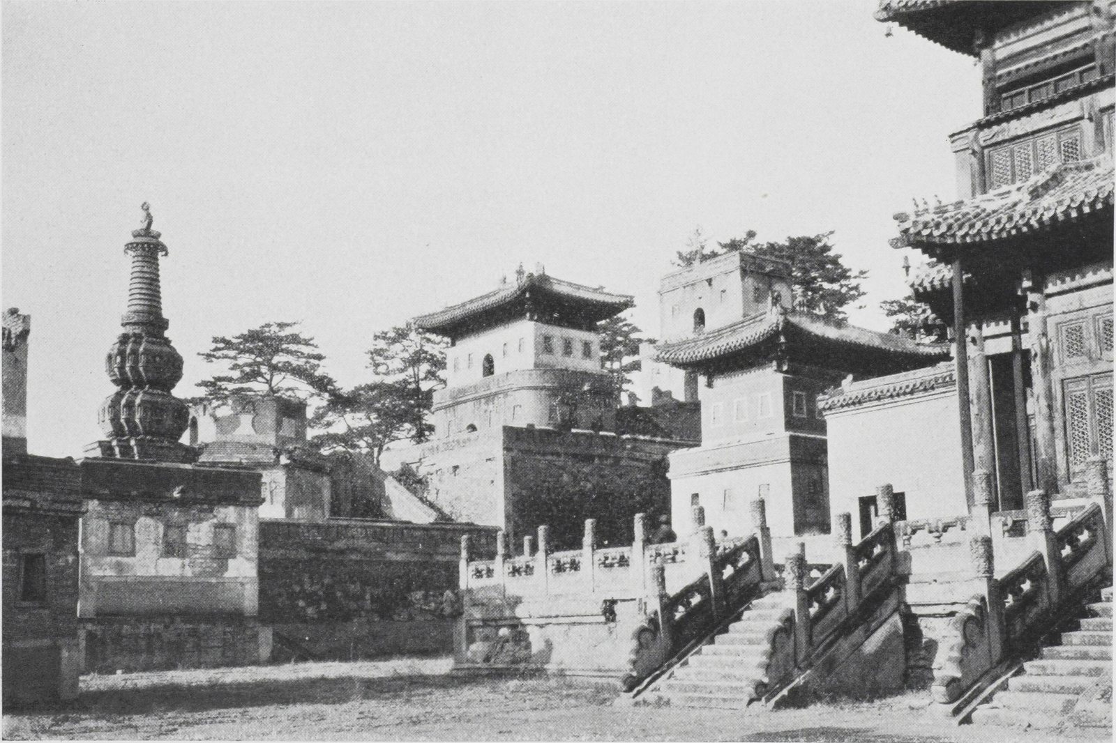 承德郊外农舍与远处普宁寺