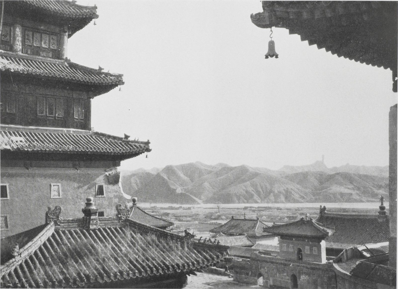 从普宁寺眺望热河谷地与磬锤峰
