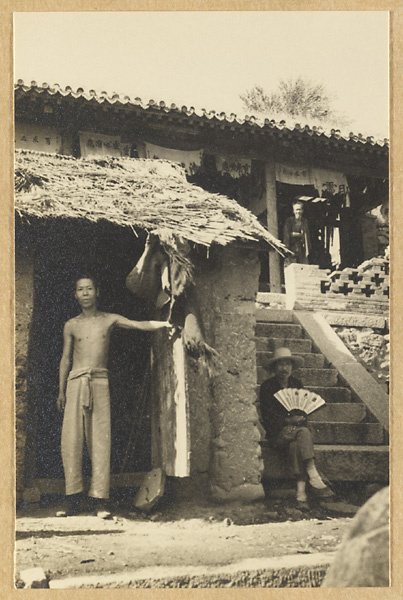 Guanyanling关隘附近岩壁寺庙前的三人