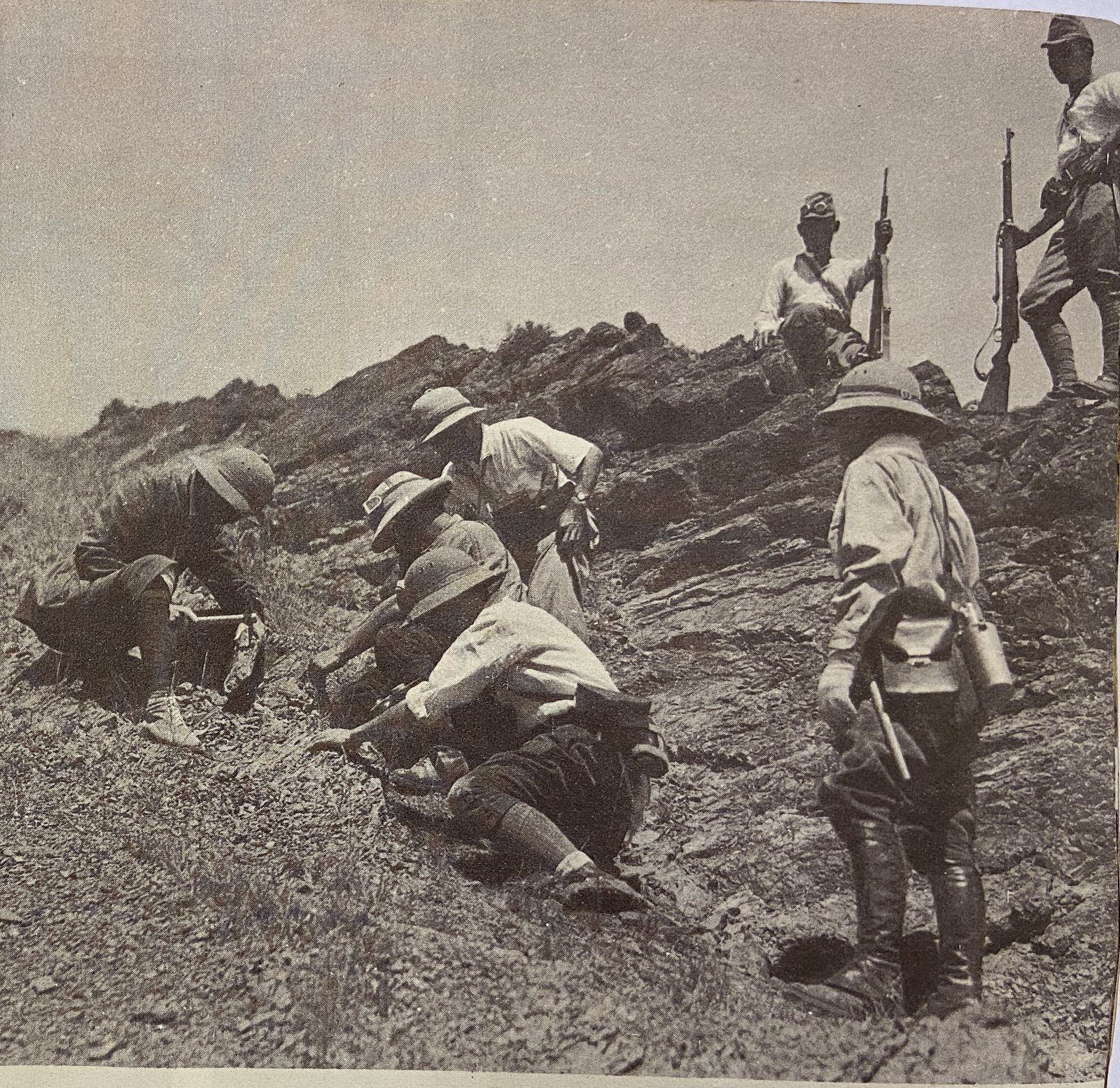 攀登险峻山地
