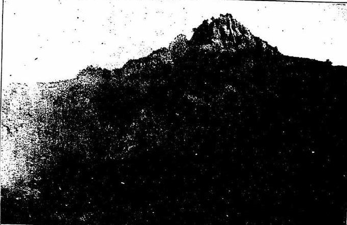 银洞子沟险峻地段的矿坑位置