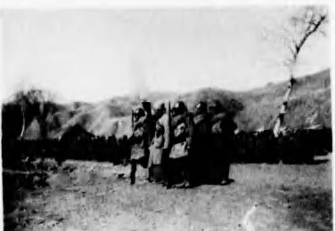 步兵向碉堡行进