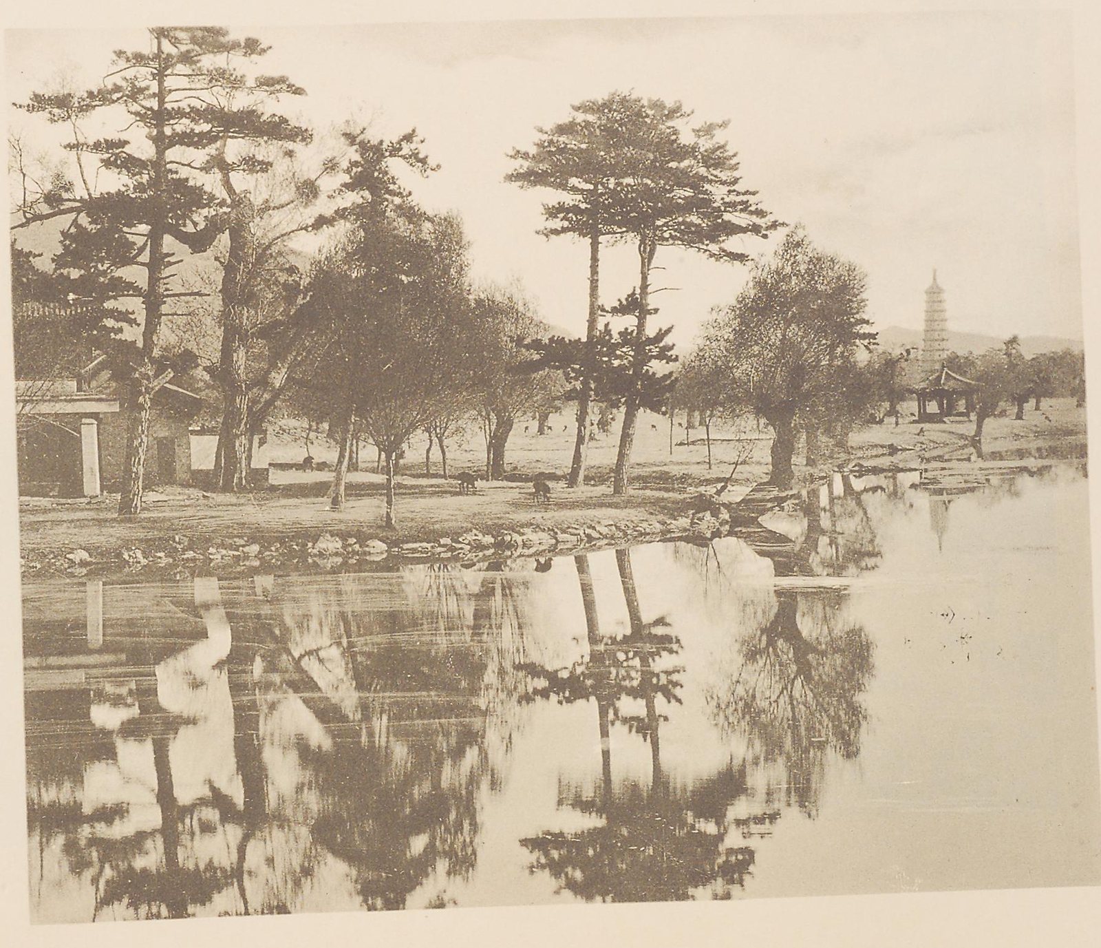 热河行宫园景与水面倒影