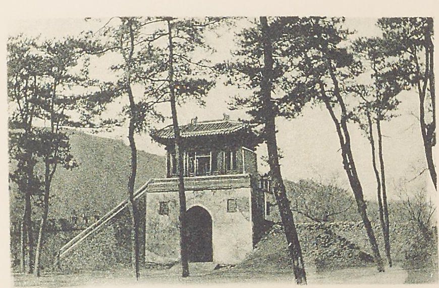 Side Entrance to Xumi Fushou Temple