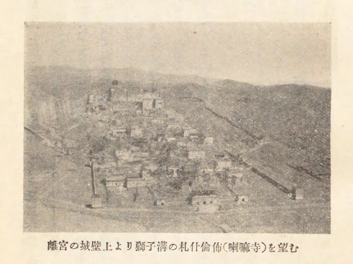 山坡寺庙建筑群远景