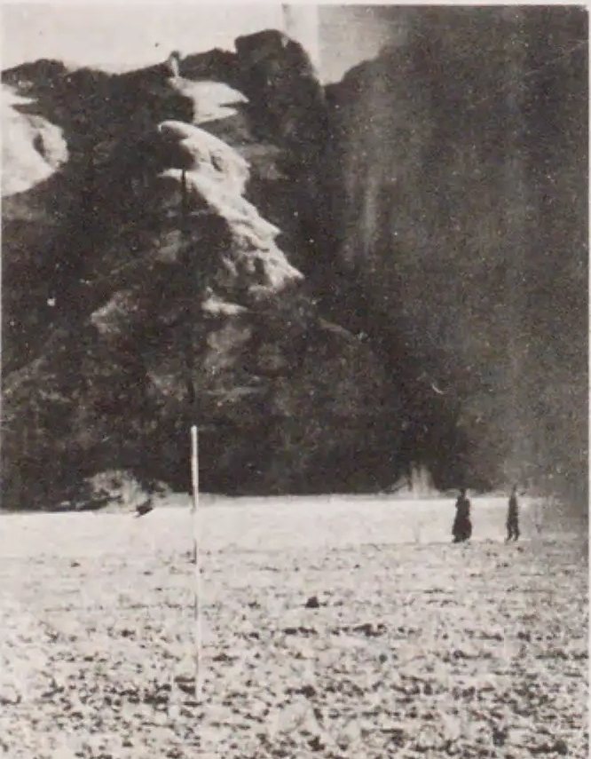 砾堆上游坝址左岸