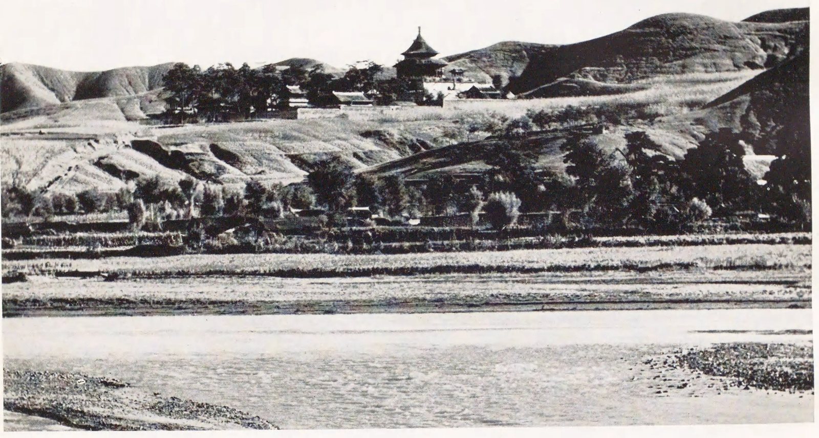 隔热河眺望寺院