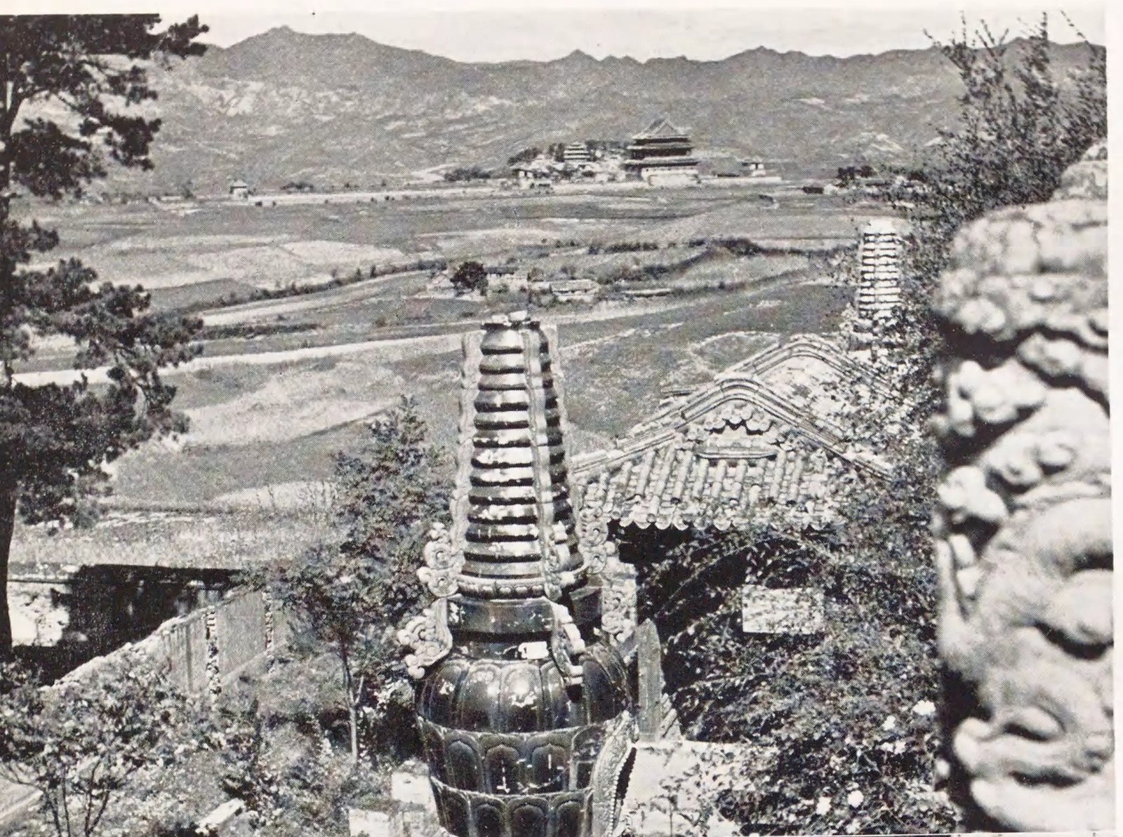 经幢与寺院远景