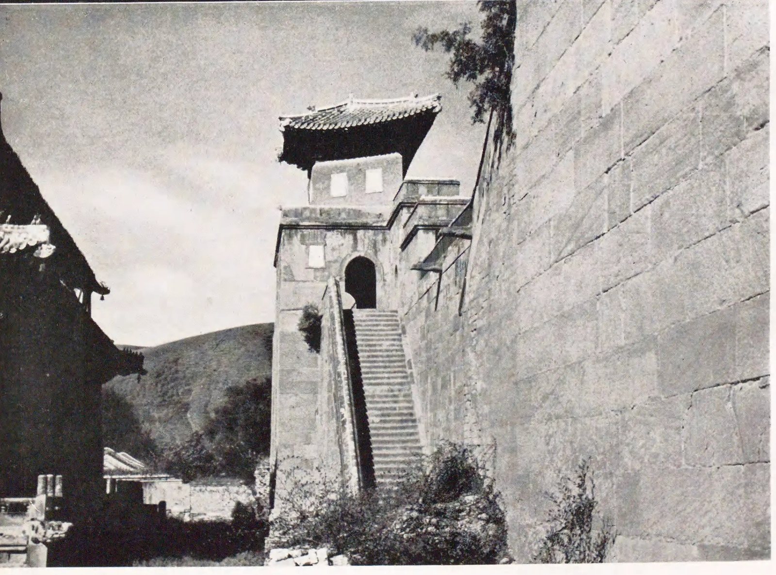 高墙旁的门楼与石阶