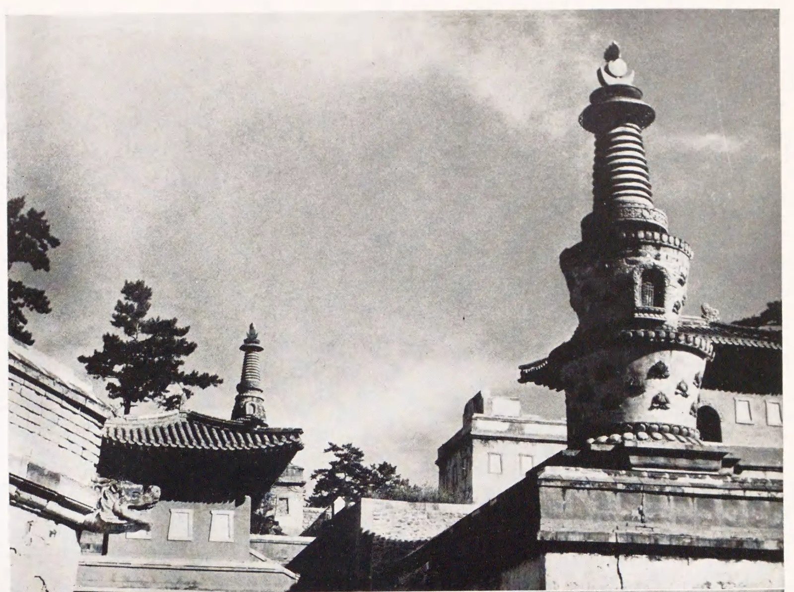 寺院建筑间的覆钵式塔