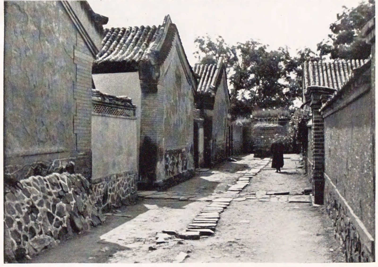 寺院院墙间的石板路
