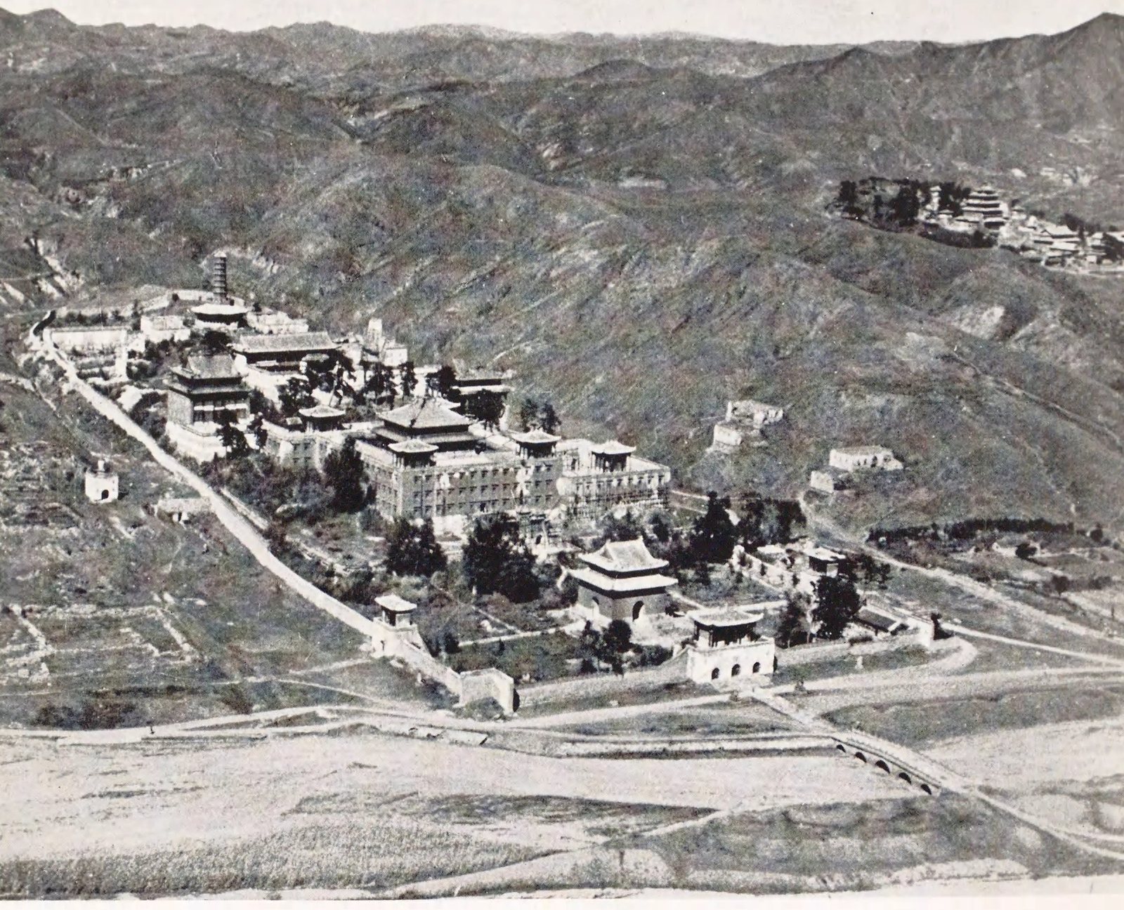 山谷中的寺院建筑群全景
