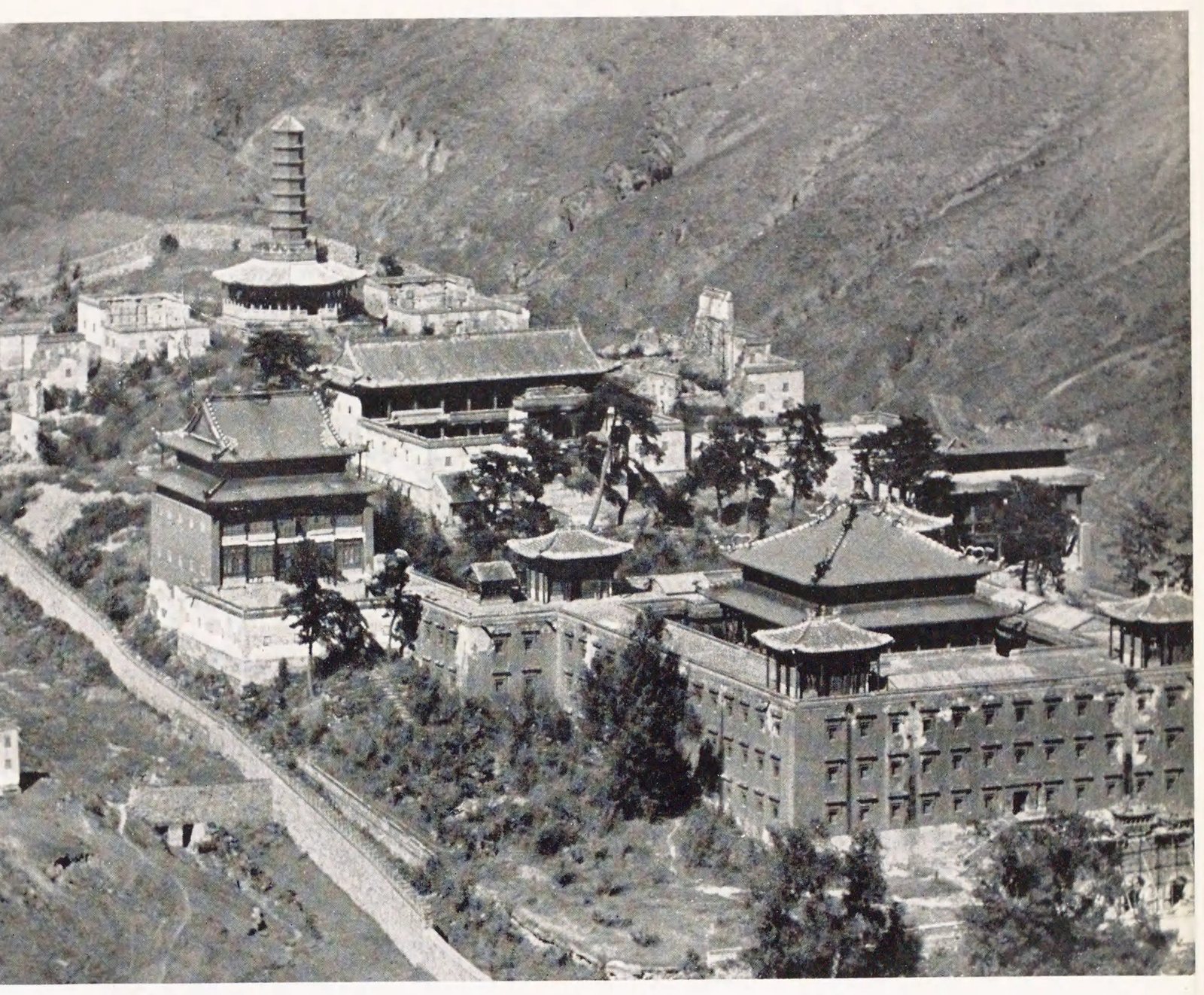 依山寺院建筑群俯瞰