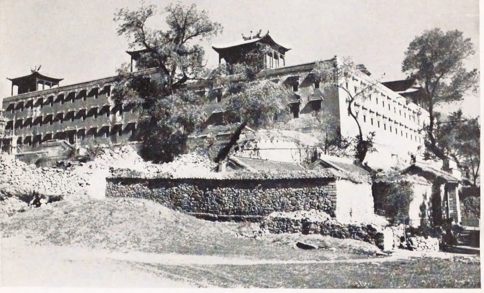 山坡上的高台寺院建筑