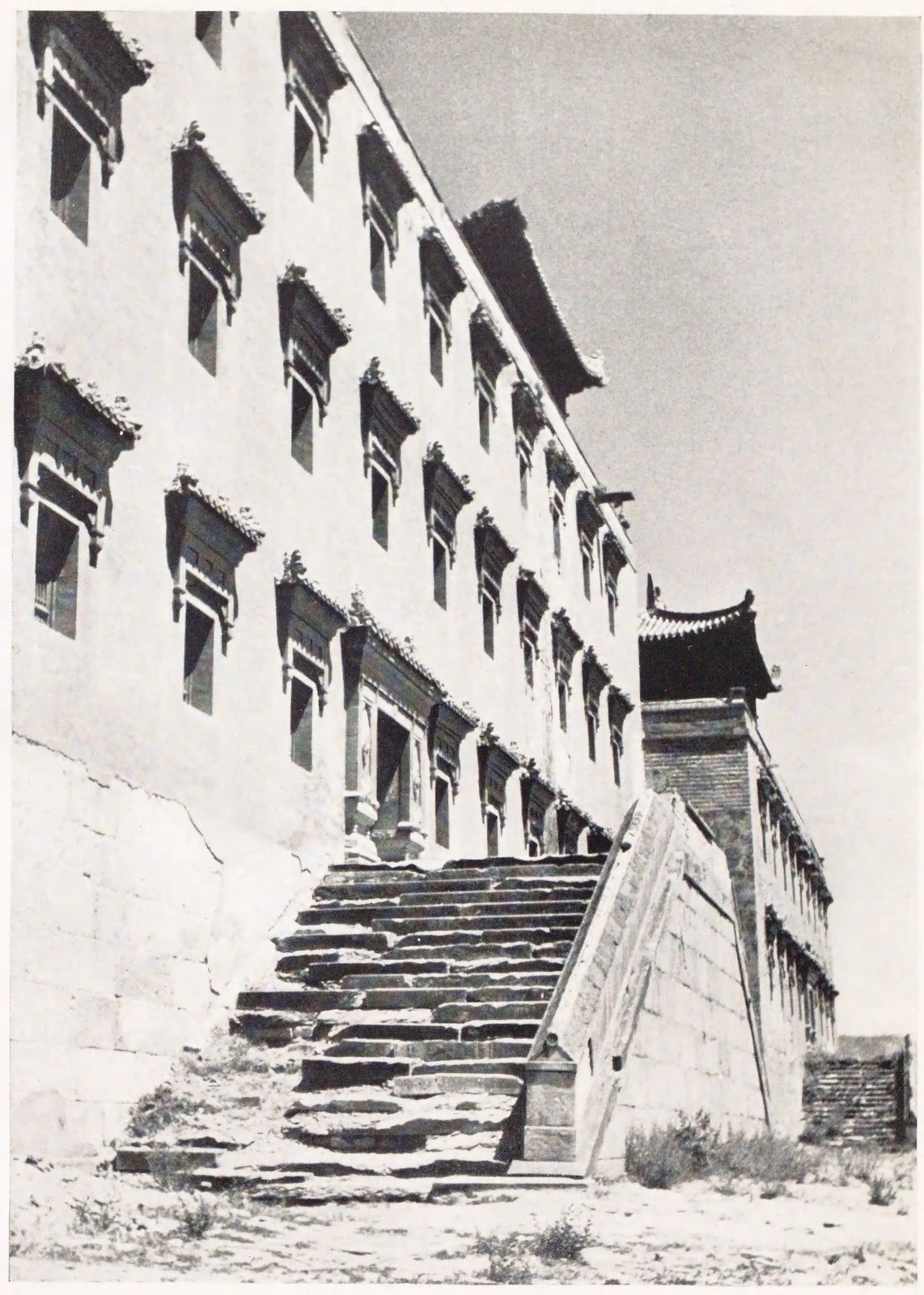 高墙建筑外侧的石阶