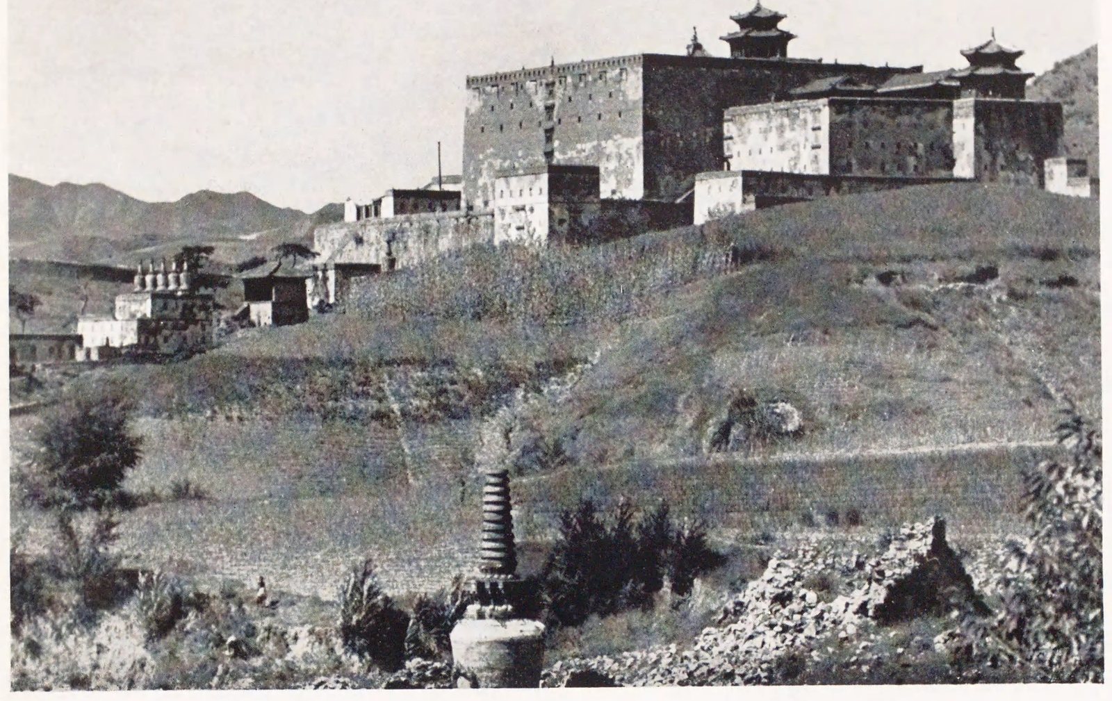 疑为普陀宗乘之庙高台建筑与前景小塔