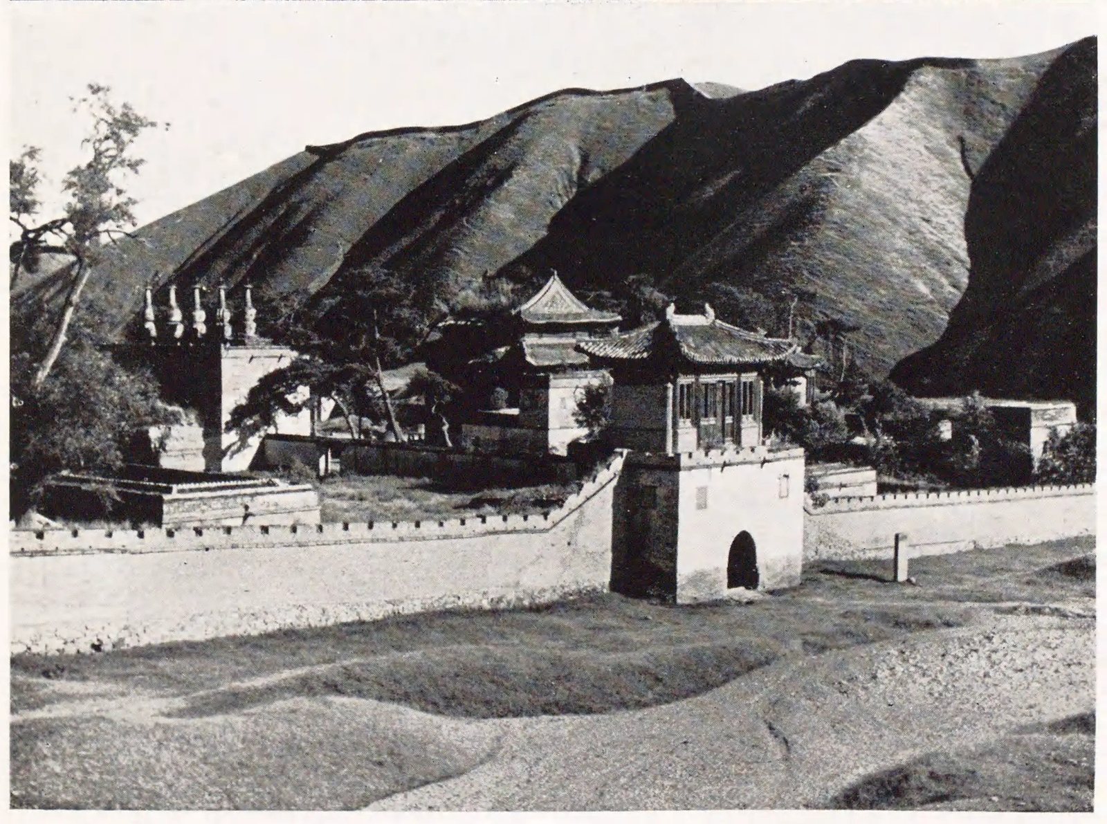 疑为普陀宗乘之庙院门与山地