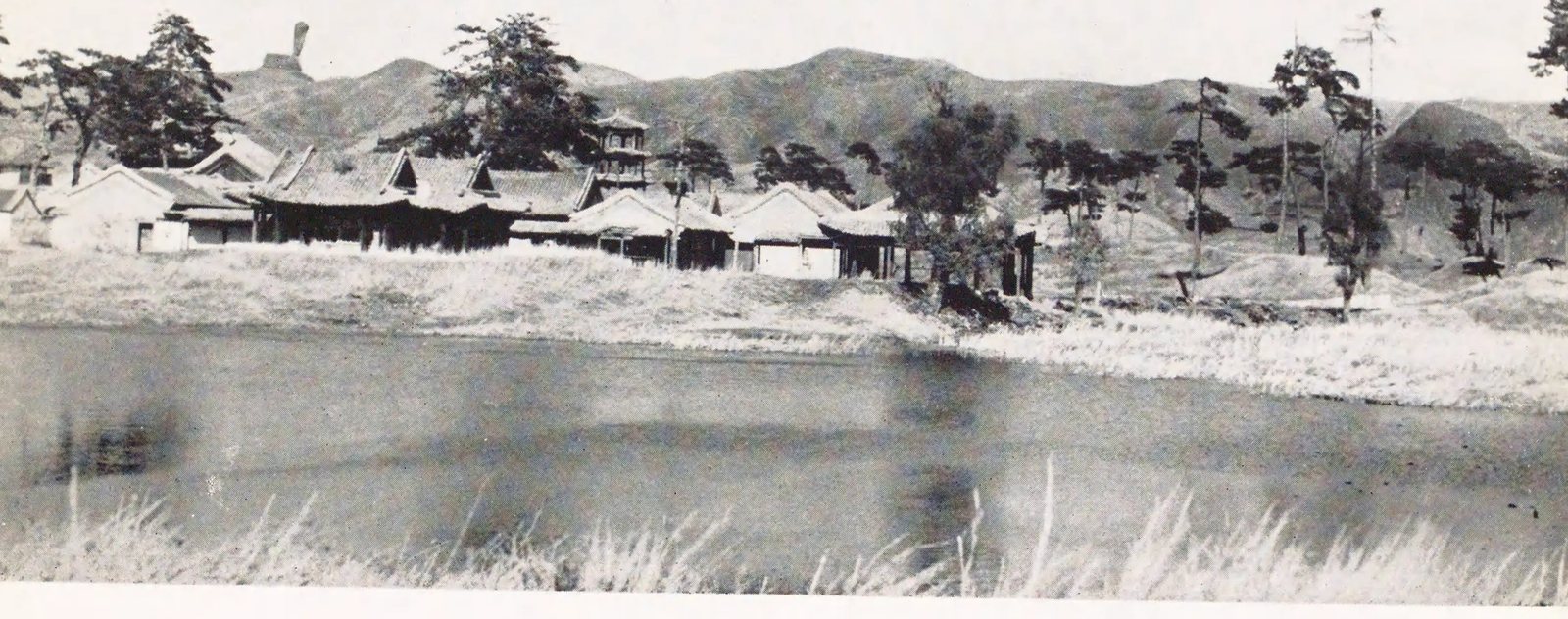 疑为避暑山庄湖面与园林建筑远景