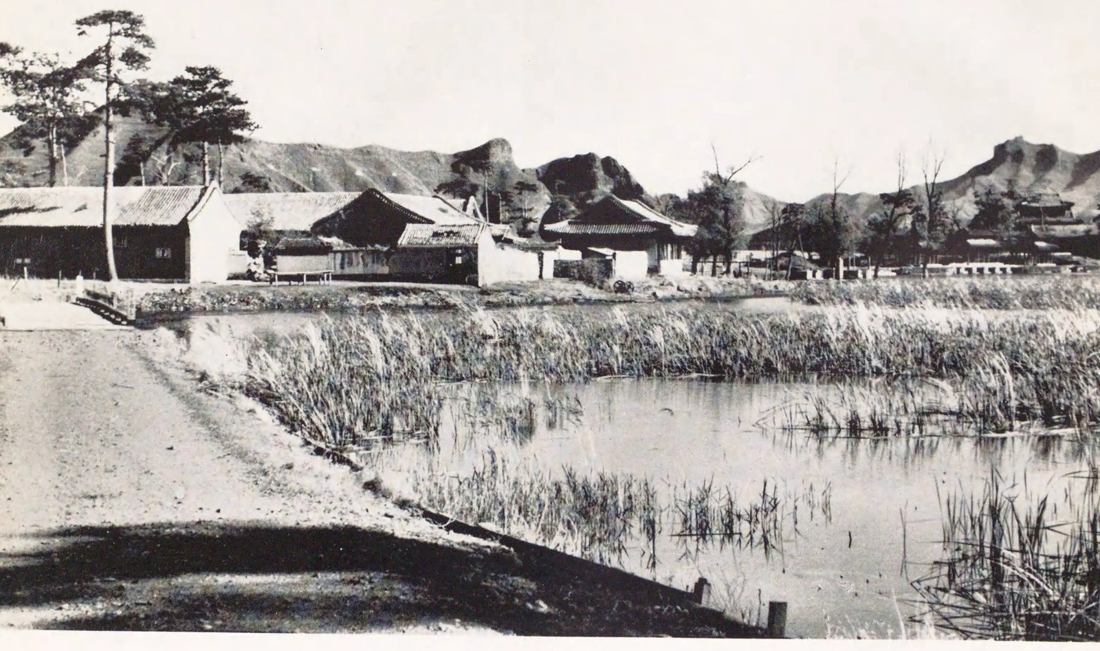 疑为避暑山庄湖岸建筑群