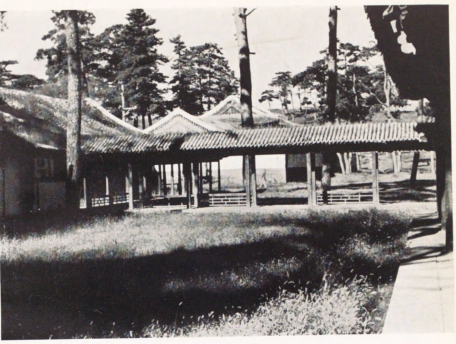 疑为避暑山庄湖岸廊亭