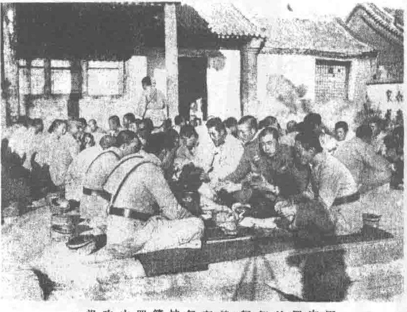 开赴前线前的军中聚餐