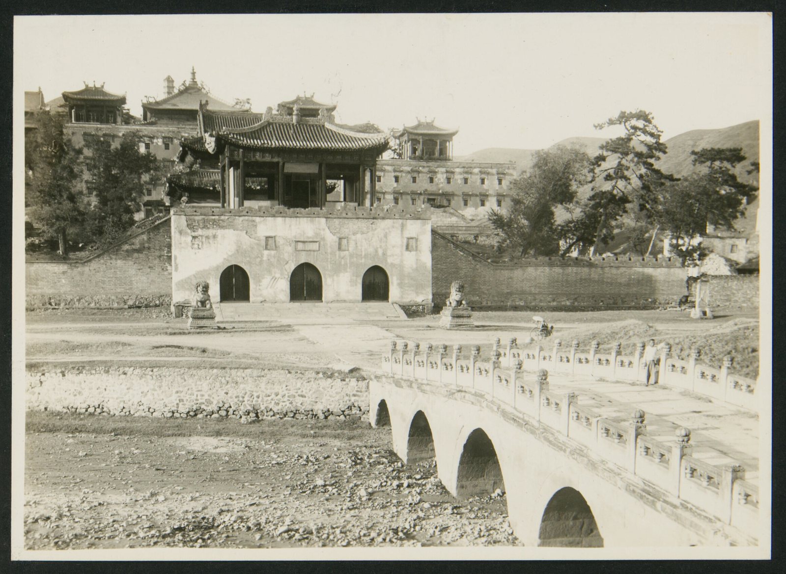 桥与山门(热河承德)