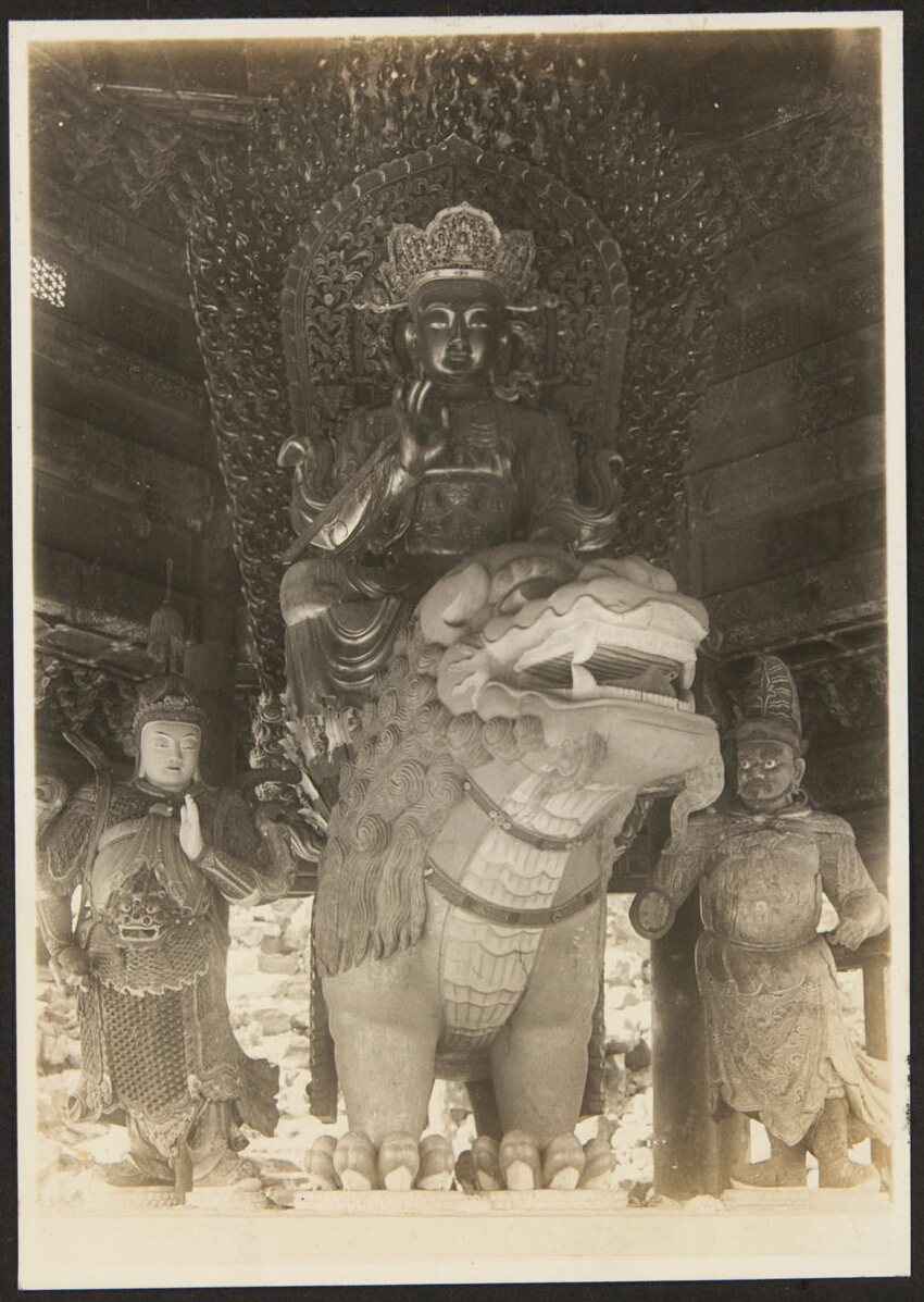 殊像寺骑怪狮佛像