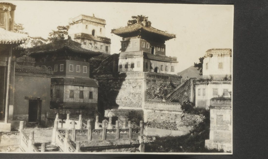 承德寺庙建筑群与佛塔（原册页签：JEHOL near PEKING；单图原题待考）