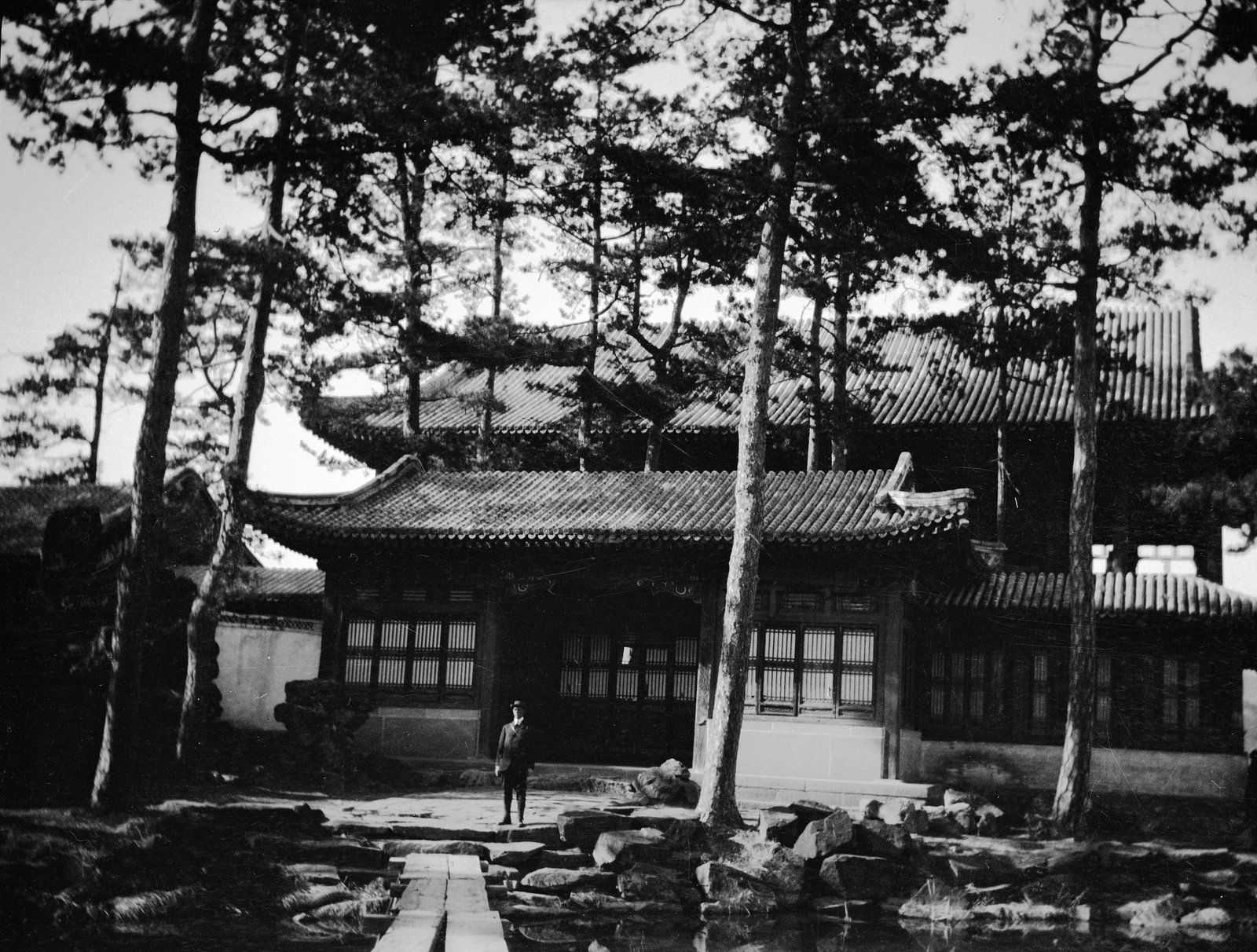 避暑山庄建筑前的男子