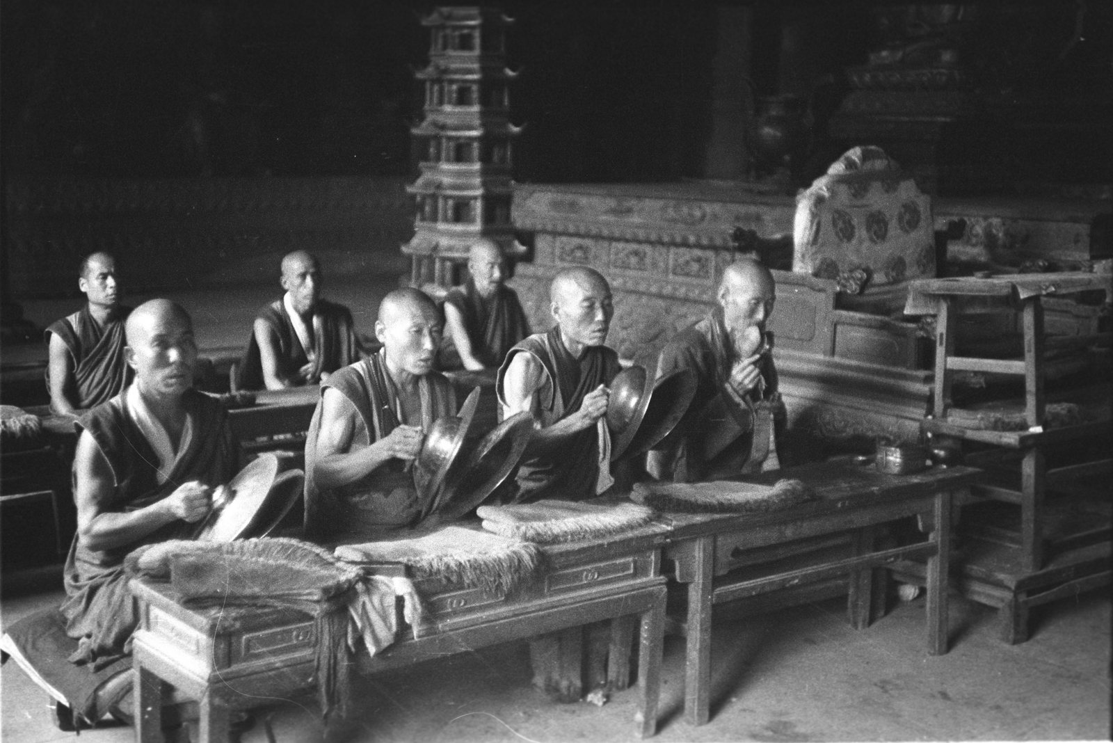 承德寺院中诵经的僧侣（一）