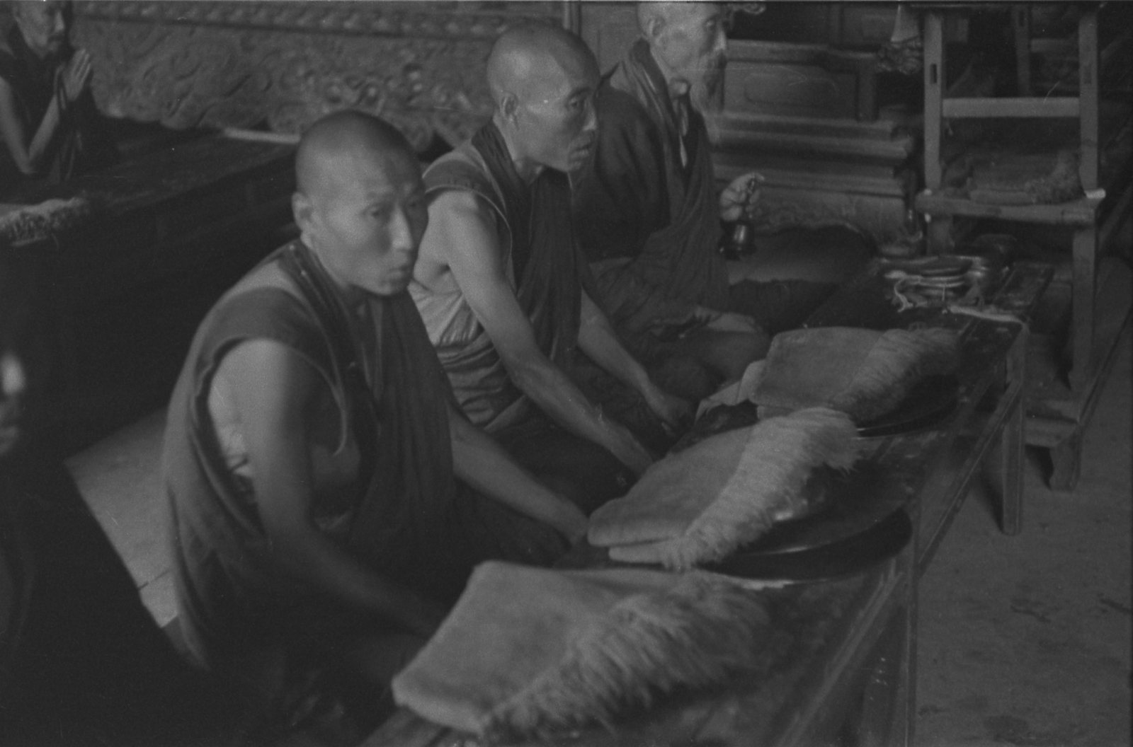 承德寺院中礼佛的僧侣（一）