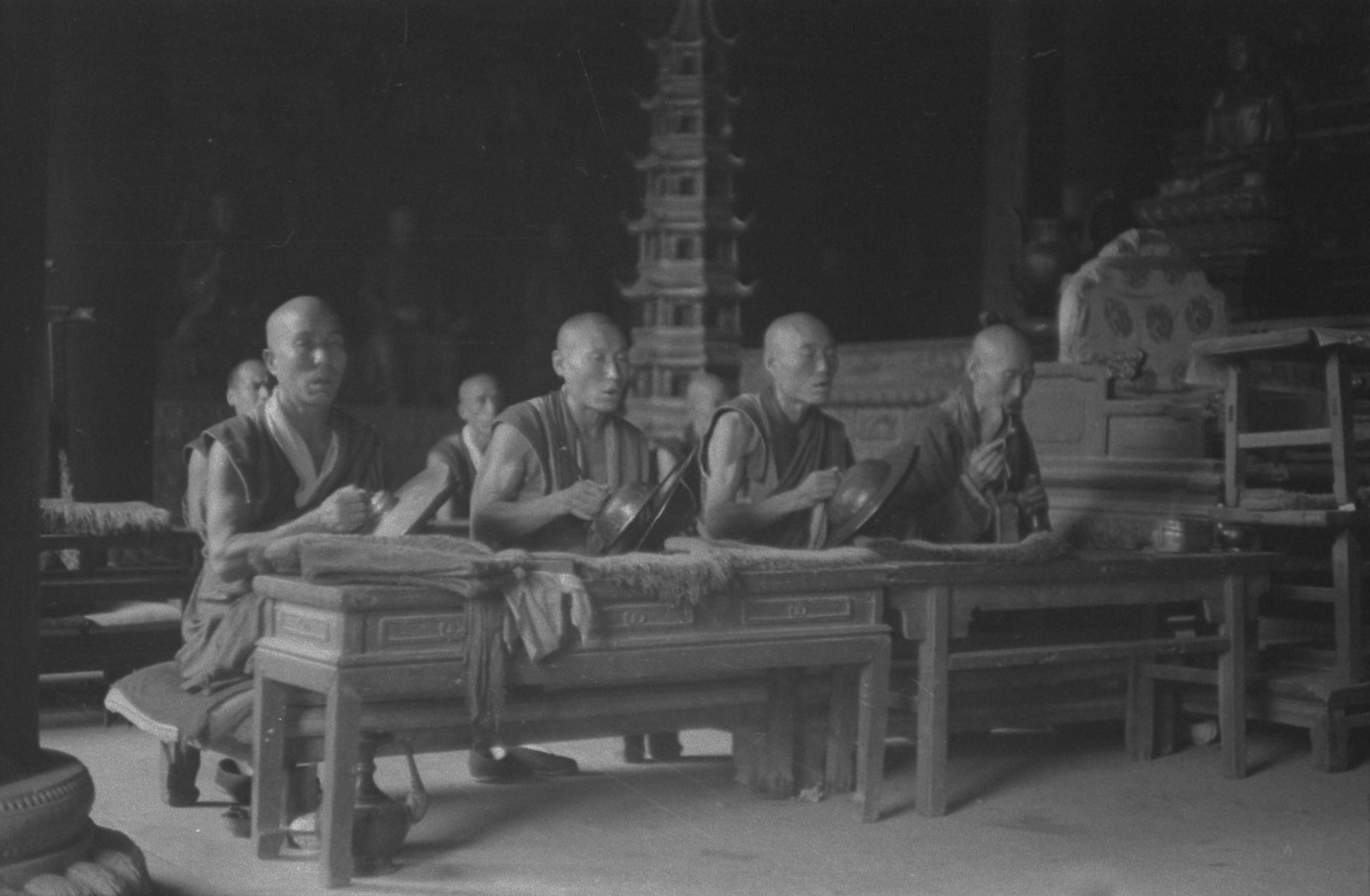 承德寺院中诵经的僧侣(三)
