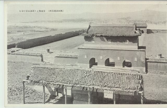 从安远庙望避暑山庄