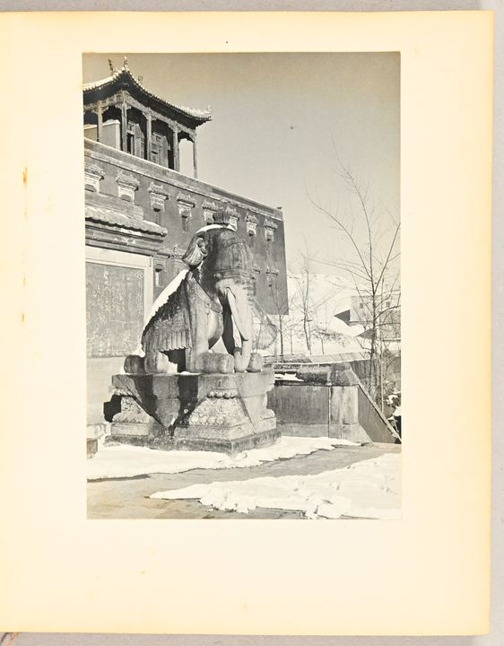 大型建筑前的石兽（Stone animal before a monumental building）