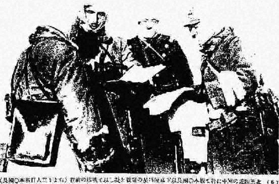 军官查看地图
