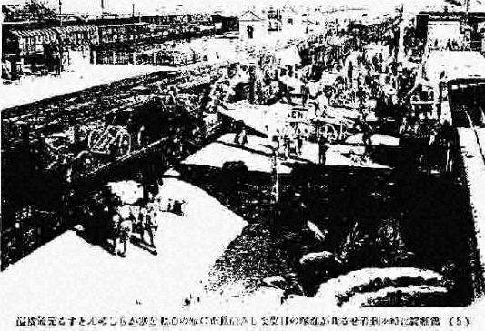 城镇街道与军车