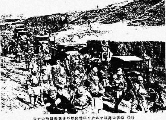 山地道路上的军车与行军队伍