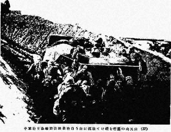 山路中行进的军车