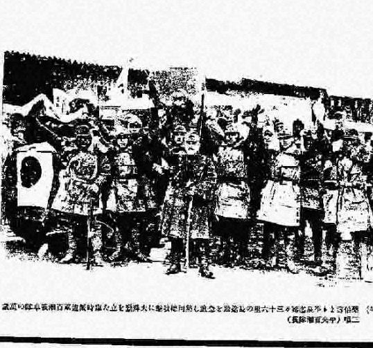 军官与队伍合影