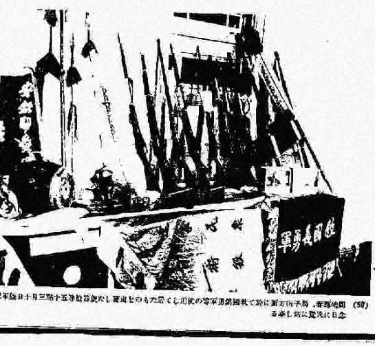 旗帜与陈列台