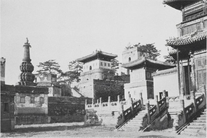 承德郊外农舍与远处普宁寺