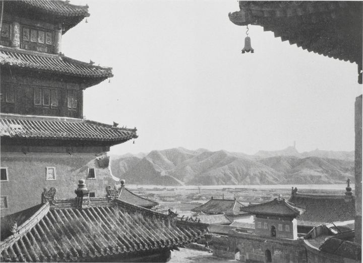 从普宁寺眺望热河谷地与磬锤峰