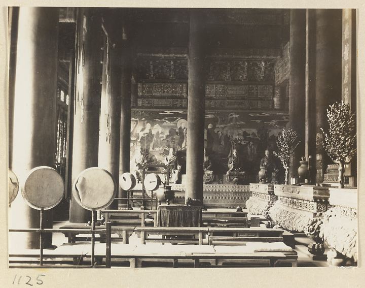 普宁寺大乘之阁内景:鼓、罗汉与壁画